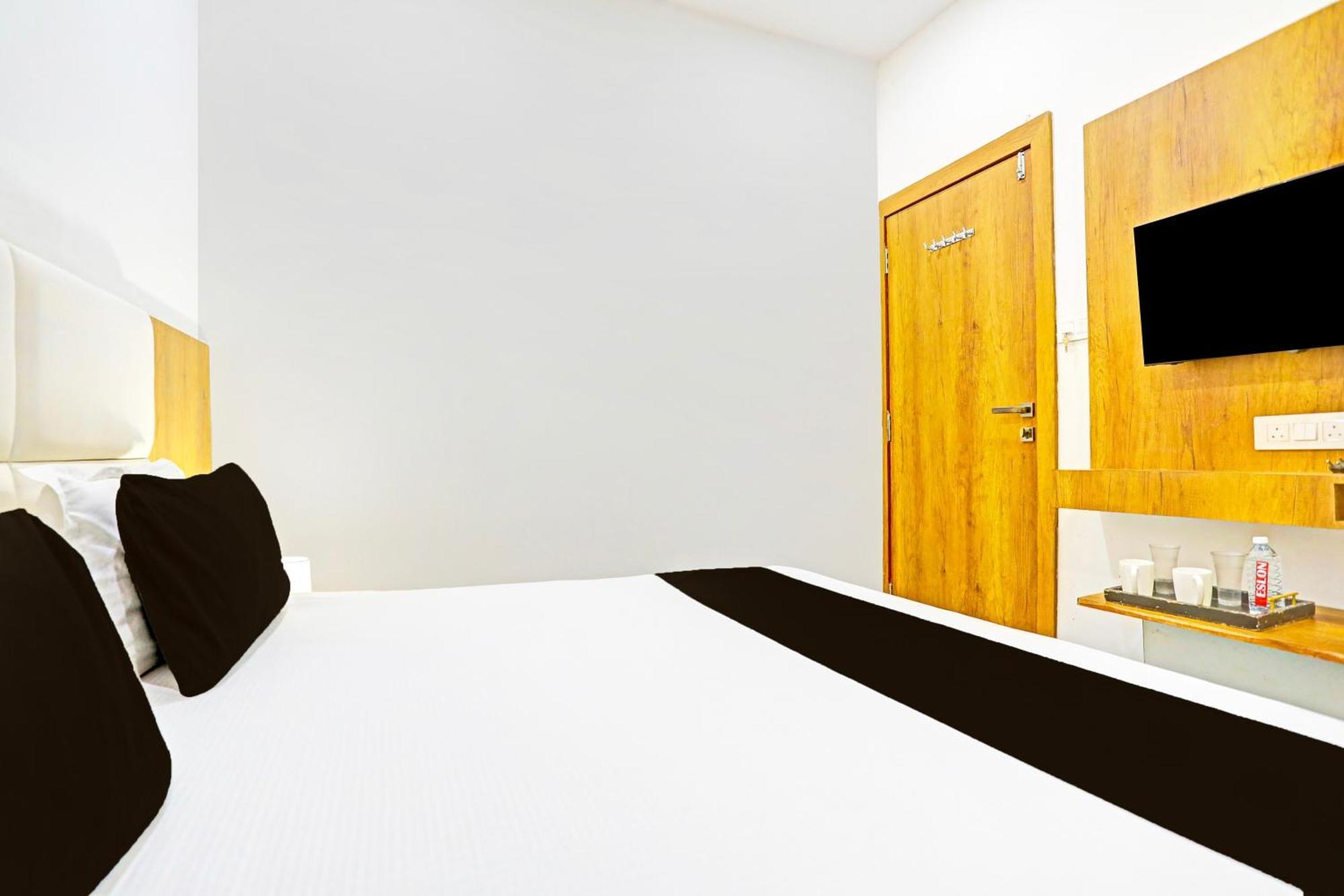 Super Collection O Adajan Formerly Hotel Western Inn สุรัต ภายนอก รูปภาพ