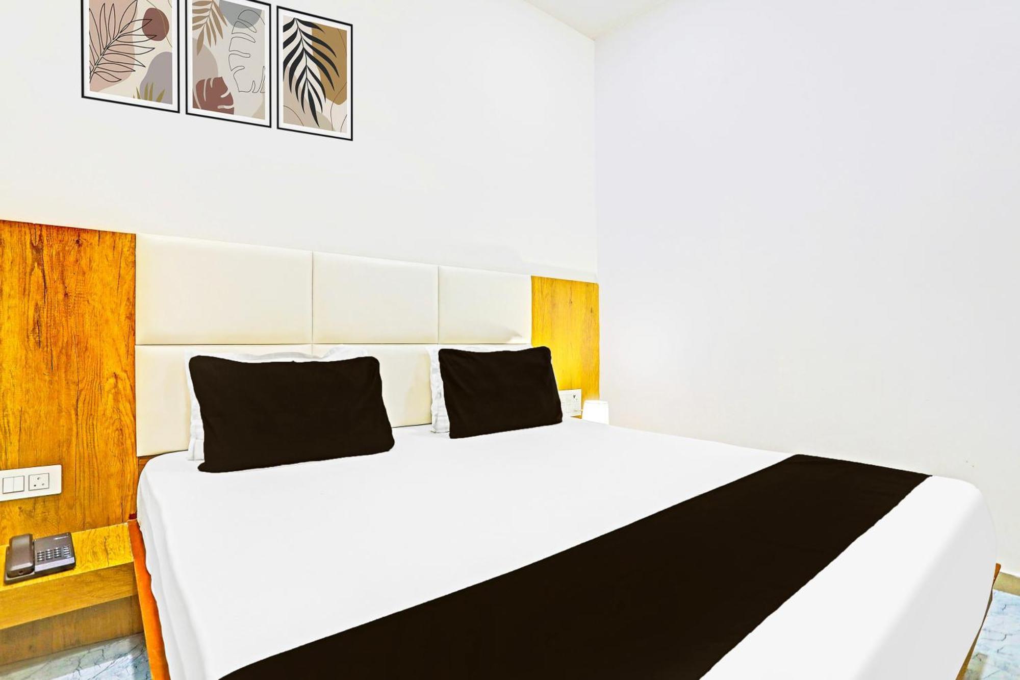 Super Collection O Adajan Formerly Hotel Western Inn สุรัต ภายนอก รูปภาพ