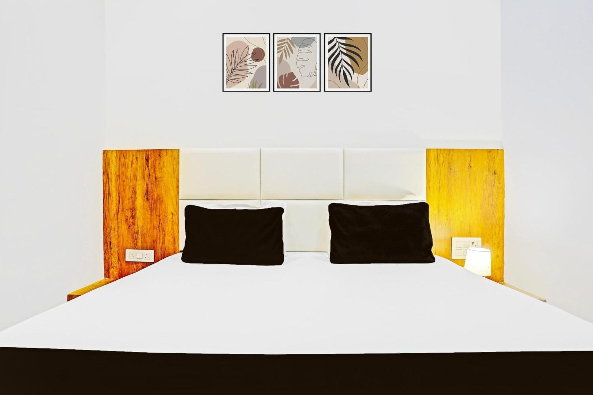Super Collection O Adajan Formerly Hotel Western Inn สุรัต ภายนอก รูปภาพ