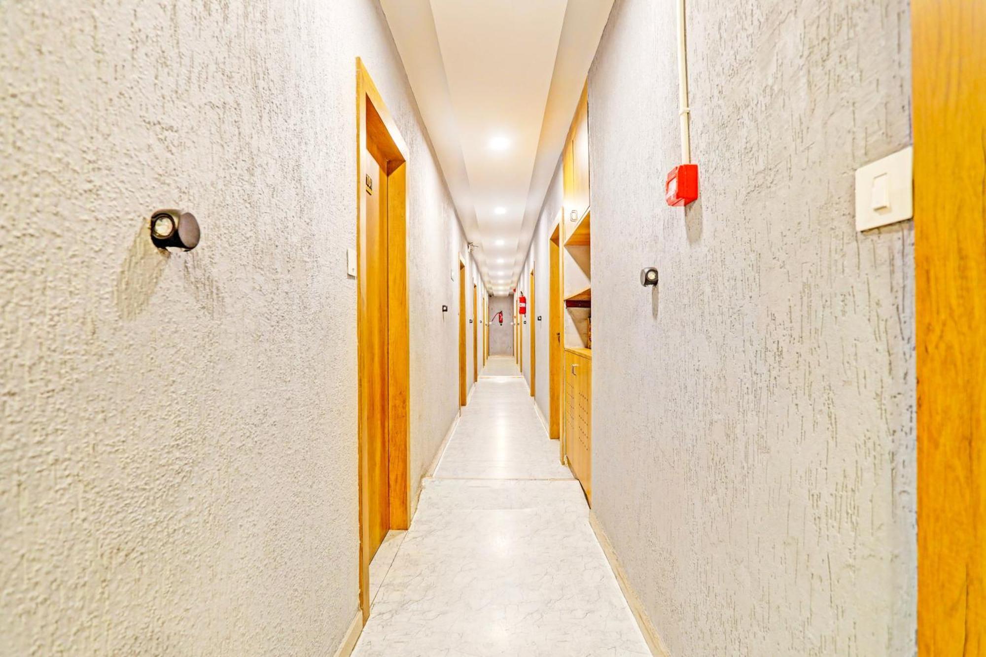 Super Collection O Adajan Formerly Hotel Western Inn สุรัต ภายนอก รูปภาพ