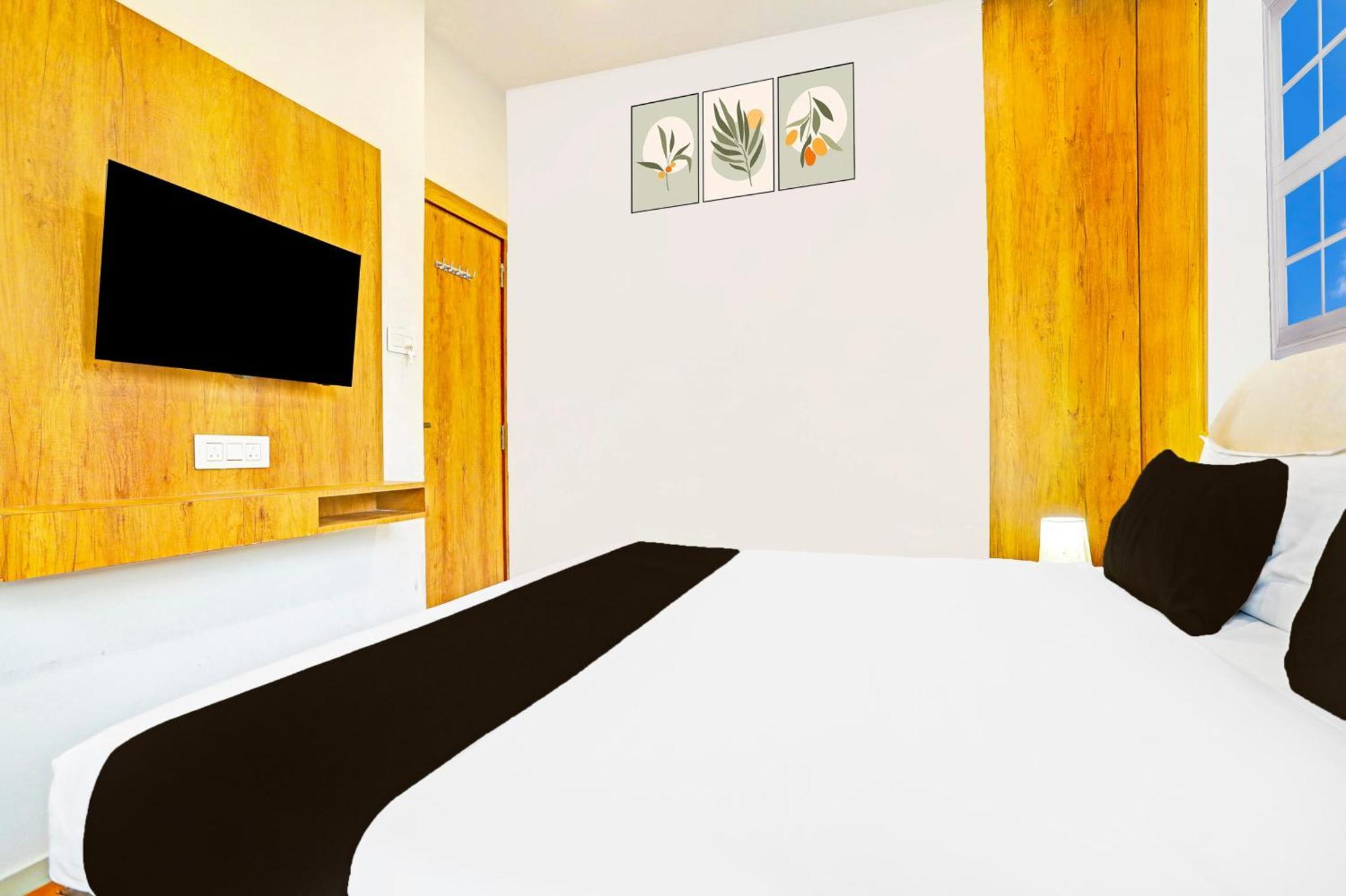 Super Collection O Adajan Formerly Hotel Western Inn สุรัต ภายนอก รูปภาพ