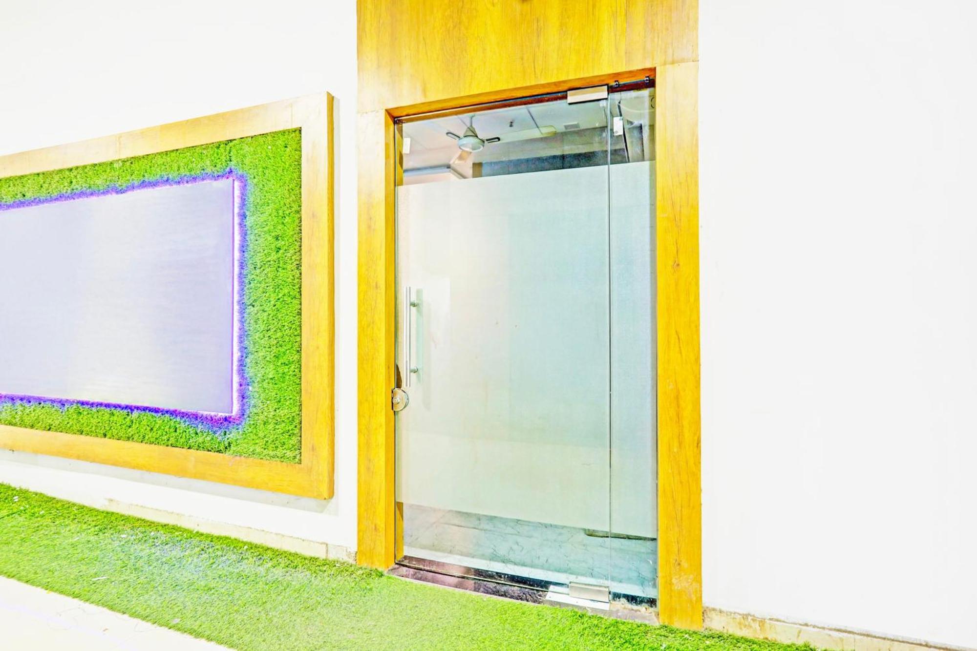 Super Collection O Adajan Formerly Hotel Western Inn สุรัต ภายนอก รูปภาพ