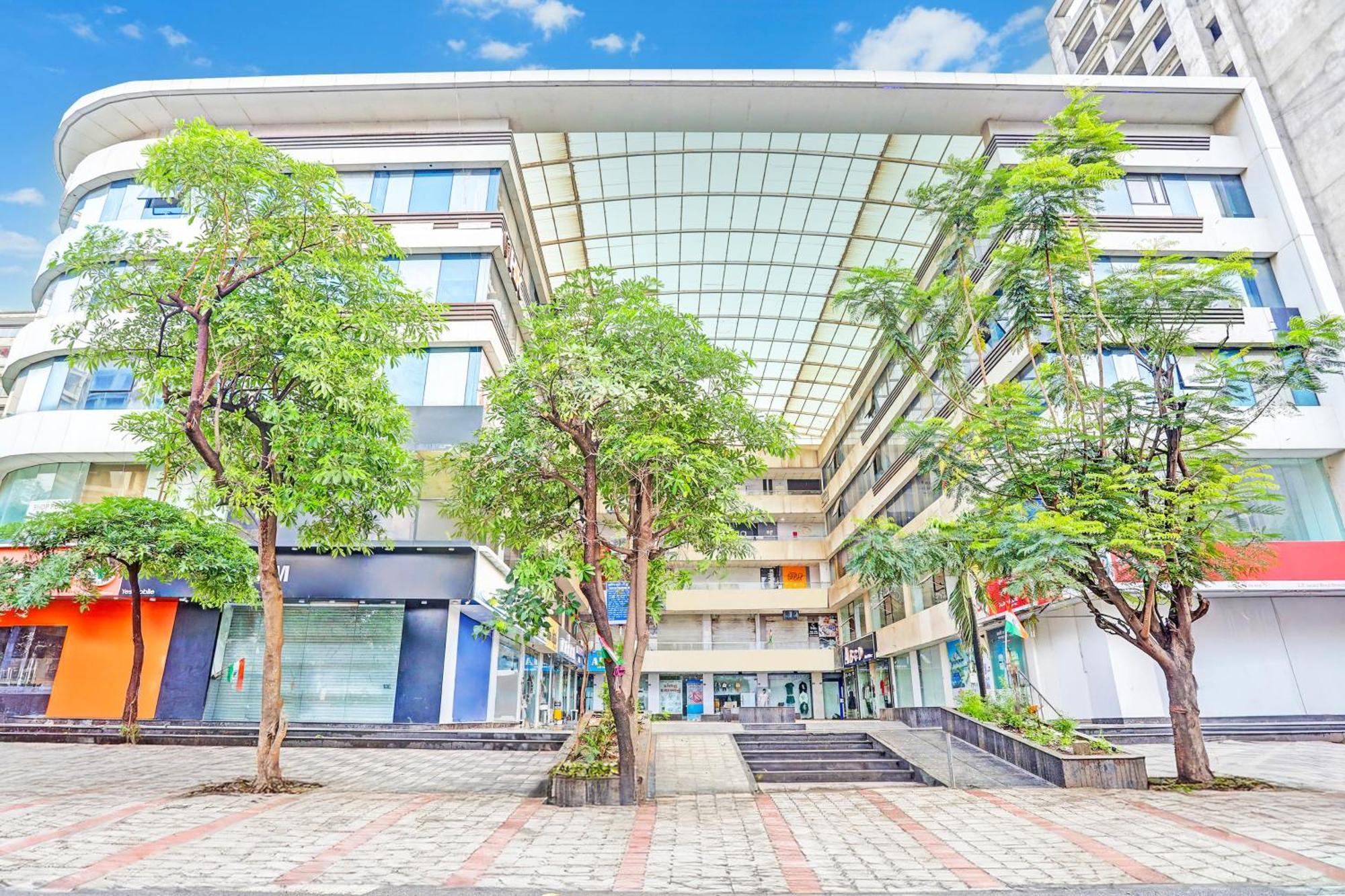 Super Collection O Adajan Formerly Hotel Western Inn สุรัต ภายนอก รูปภาพ